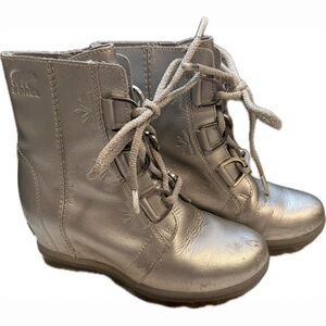 Sorel x Disney Joan of Arctic Wedge Frozen Boots – Silver, Youth Girl’s Size 3